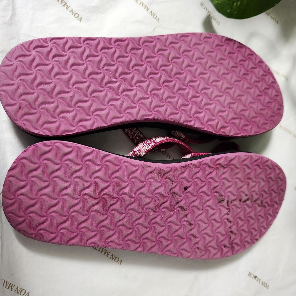 Gently worn Teva sandals size 8 - Picture 3 of 4